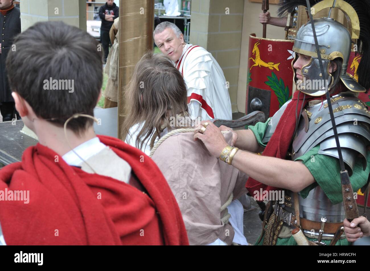 Attori reinterpreta la prova di Gesù nel pretorio davanti a Ponzio Pilato, durante gli spettacoli di strada mistero della passione Foto Stock