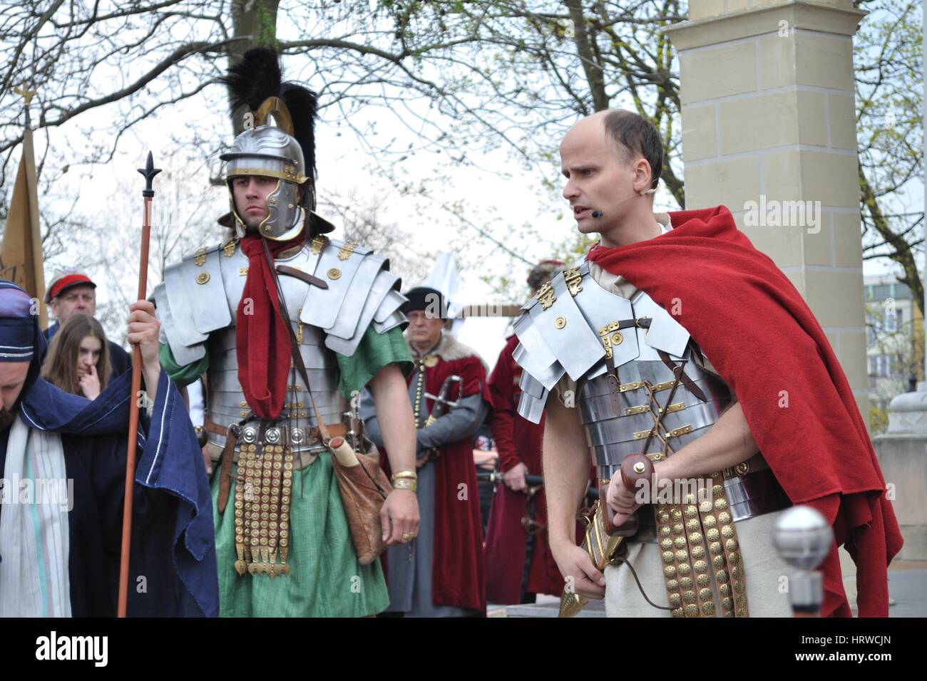 Attori reenacts guardia di sicurezza, durante gli spettacoli di strada mistero della passione. Foto Stock