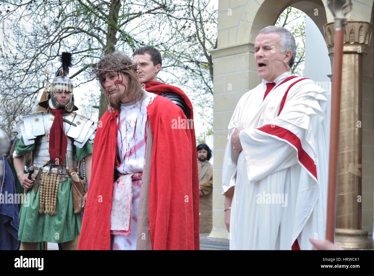 Attori reinterpreta la prova di Gesù nel pretorio davanti a Ponzio Pilato, durante gli spettacoli di strada mistero della passione. Foto Stock