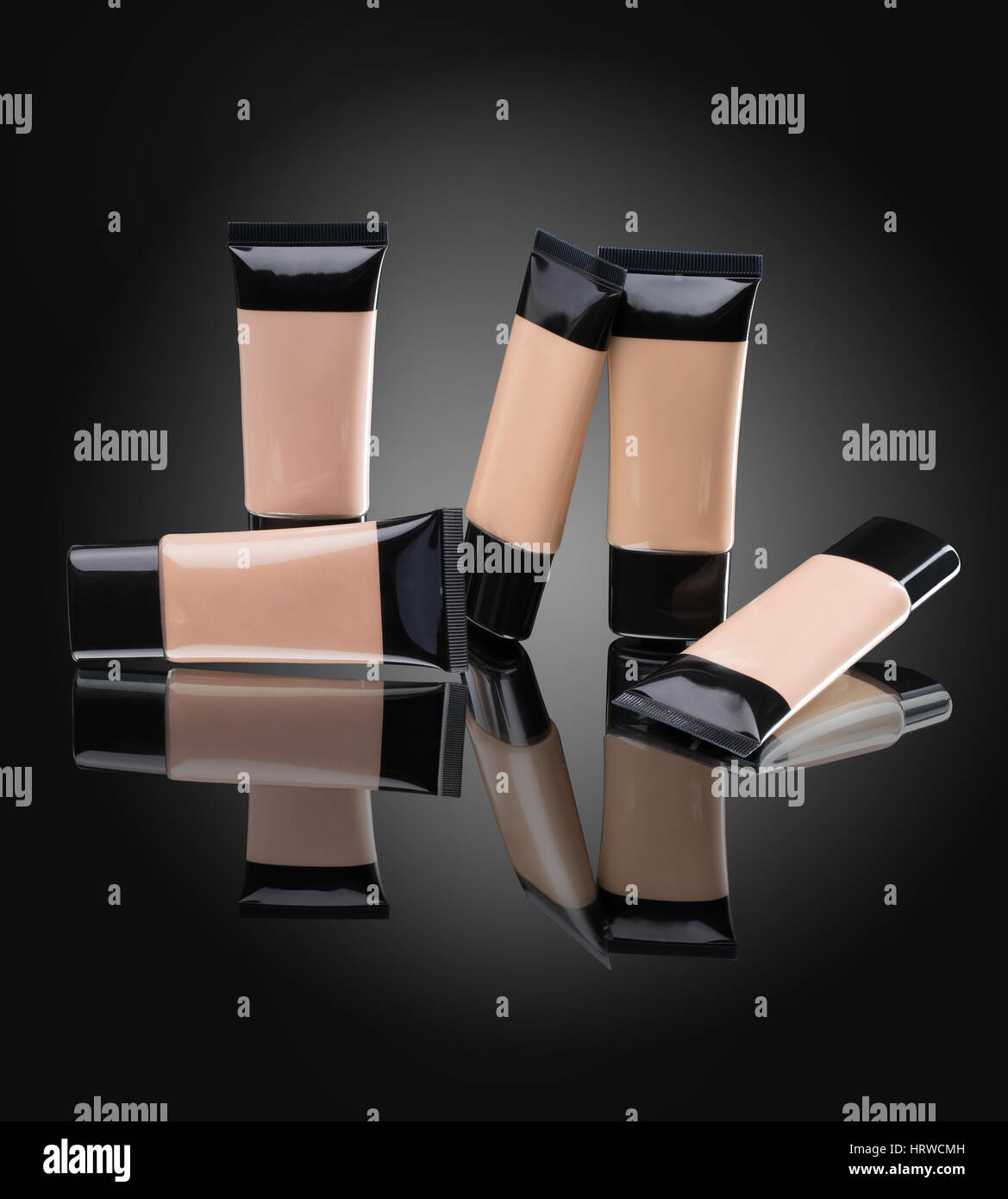 Toni crema tubi cosmetici. Studio fotografico di tubi con fondazione crema su sfondo nero Foto Stock