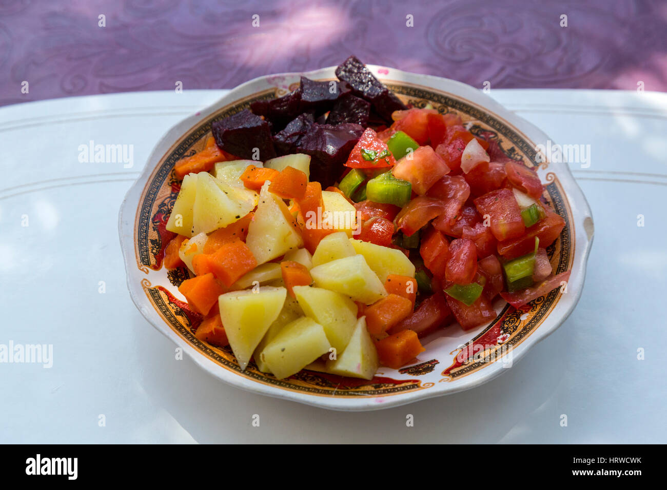Cascate di Ouzoud, cascate d'Ouzoud, Marocco. Insalata mista per il pranzo. Foto Stock