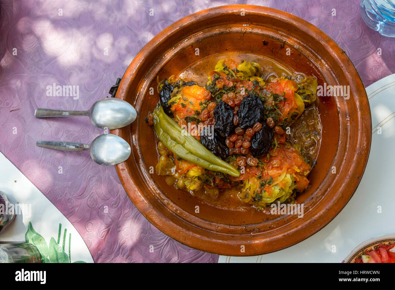 Cascate di Ouzoud, cascate d'Ouzoud, Marocco. Tajine di pollo con prugne secche. Foto Stock