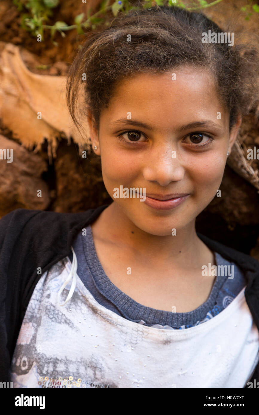 Cascate di Ouzoud, cascate d'Ouzoud, Marocco. Giovani Amazigh ragazza berbera. Foto Stock