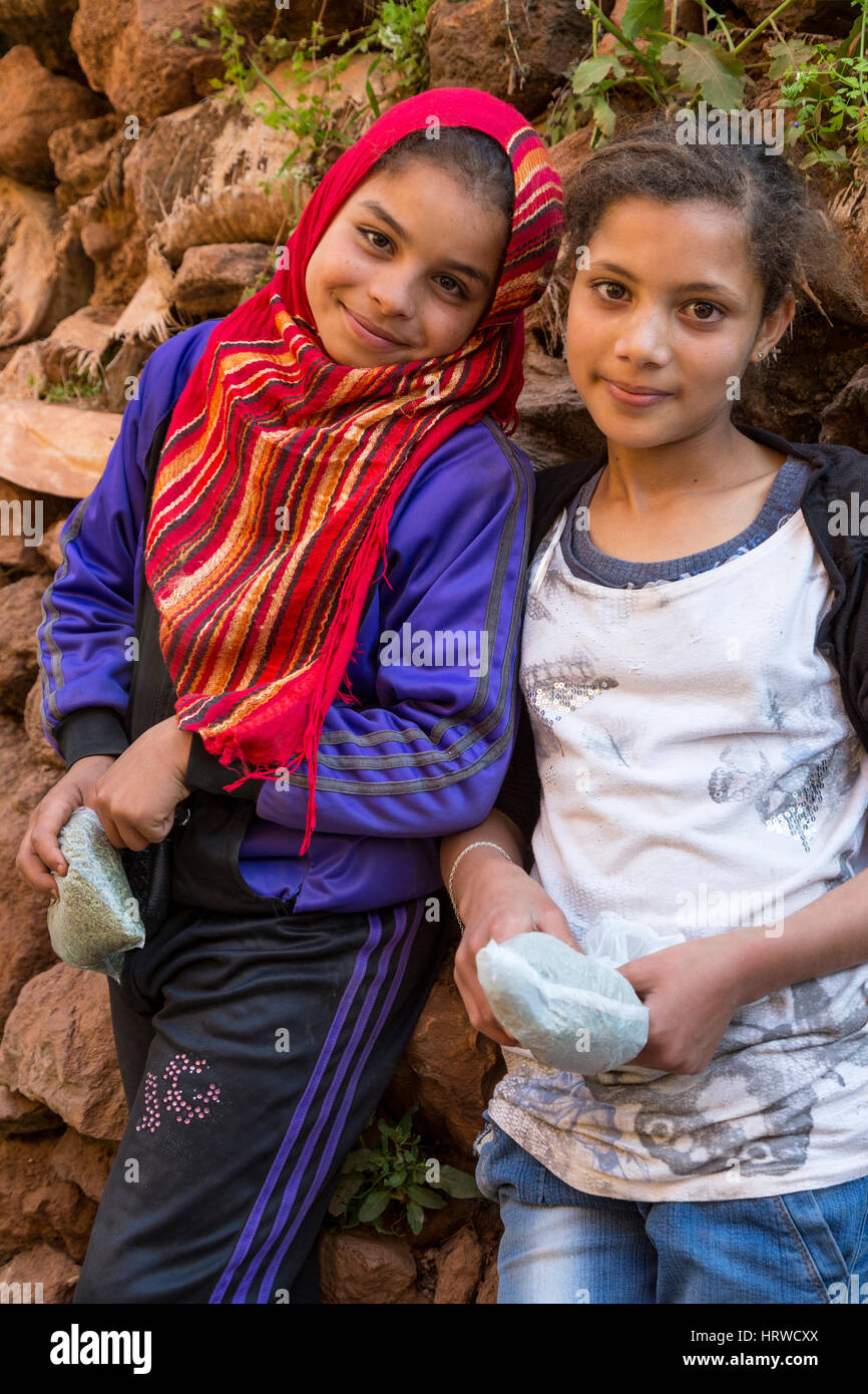 Cascate di Ouzoud, cascate d'Ouzoud, Marocco. Giovane berbero Amazigh ragazze. Foto Stock