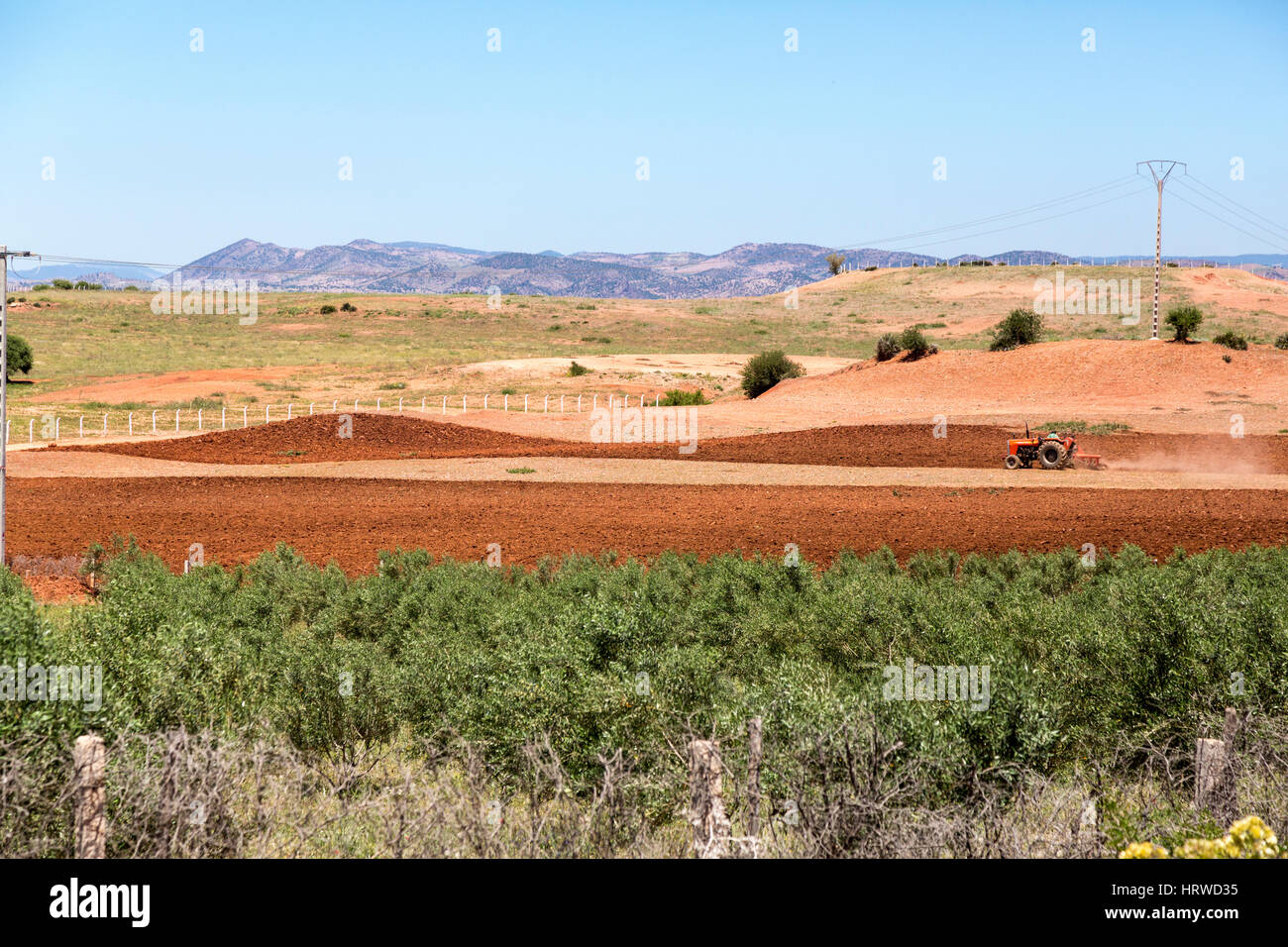 Nei pressi di Azrou, Marocco. Trattore Campo di aratura. Foto Stock