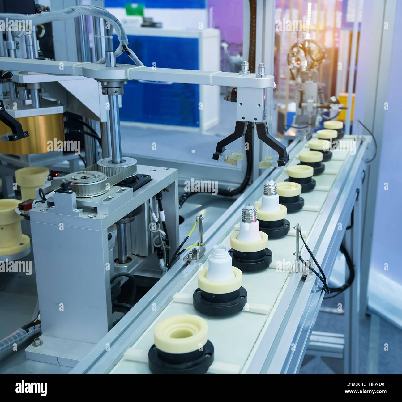 Robot automatico in linea di montaggio a lavorare in fabbrica. Smart factory industry 4.0 concetto. Foto Stock