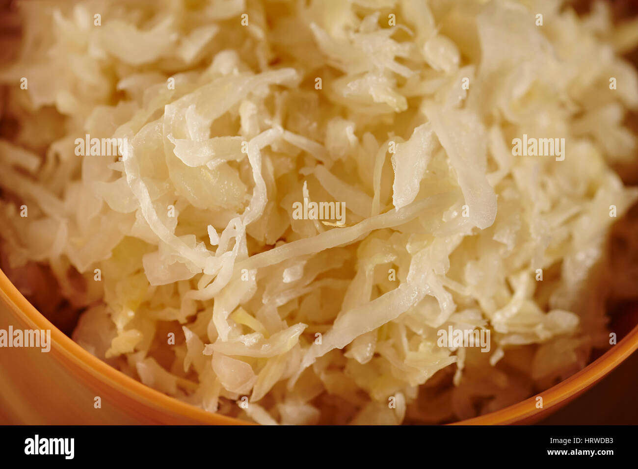 Una ciotola di crauti artigianale, una tradizionale forma di cavolo fermentato, da Lancaster County, Pennsylvania, STATI UNITI D'AMERICA Foto Stock