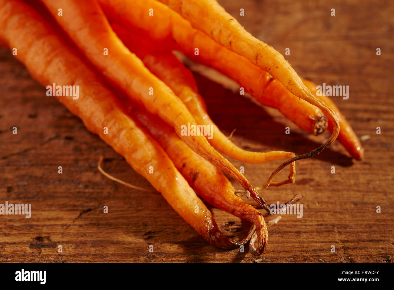 Un mazzetto di intere fresche, materie carote Foto Stock