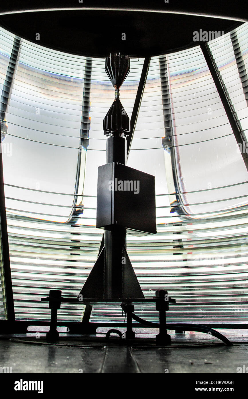 Faro moderno alloggiamento lanterna con luce a LED e schermo di Fresnel. Punto di Cromwell, Valentia Island, nella contea di Kerry Irlanda Foto Stock