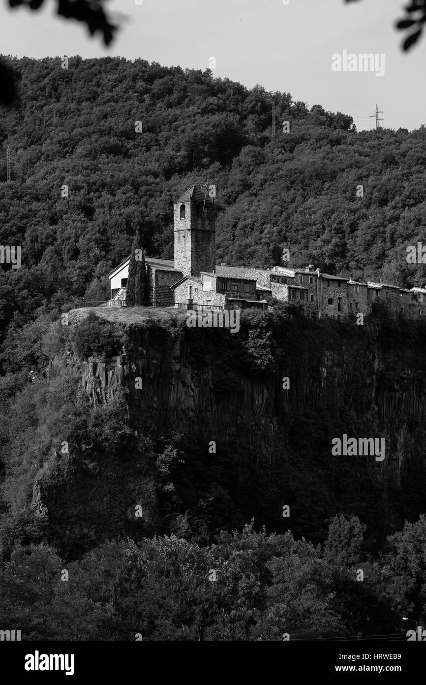 Castellfollit de la Roca, comune della comarca della Garrotxa, provincia di Girona, in Catalogna, Spagna. La rupe di basalto dove la città si trova Foto Stock