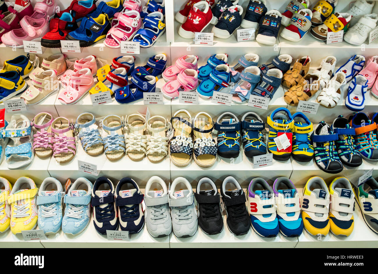 Visualizzazione delle calzature per bambini maschi e femmine Foto stock -  Alamy