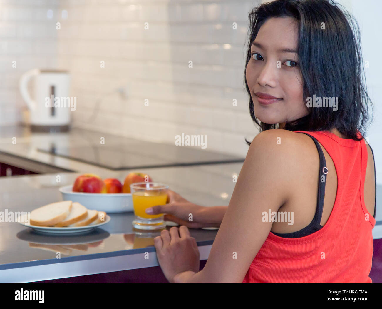 Donna con succo di arancia e il cibo al bar cucina Foto Stock