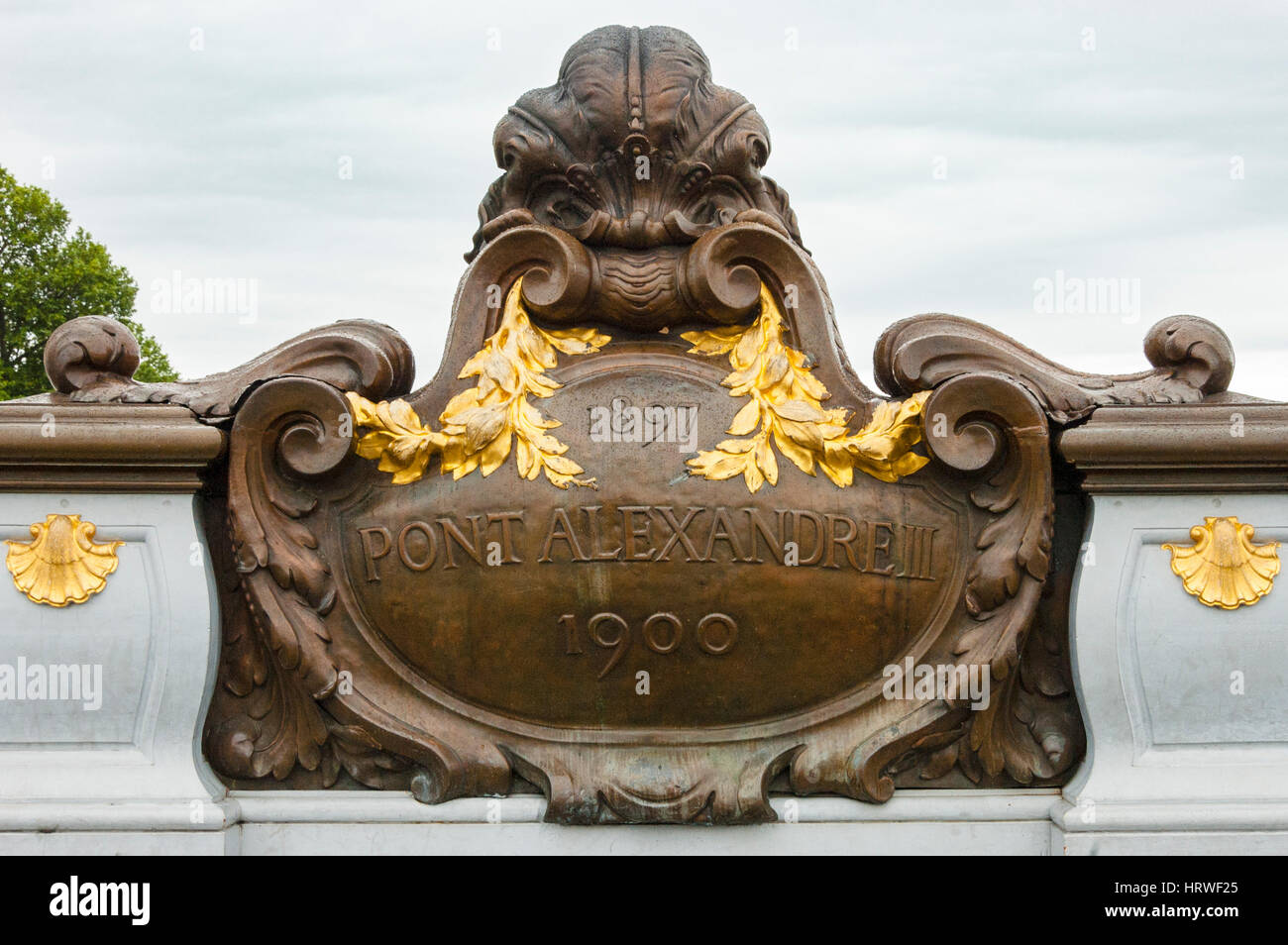 Dettaglio di una placca decorativo identificazione di Pont ponte Alexandre III a Parigi, Francia. Foto Stock