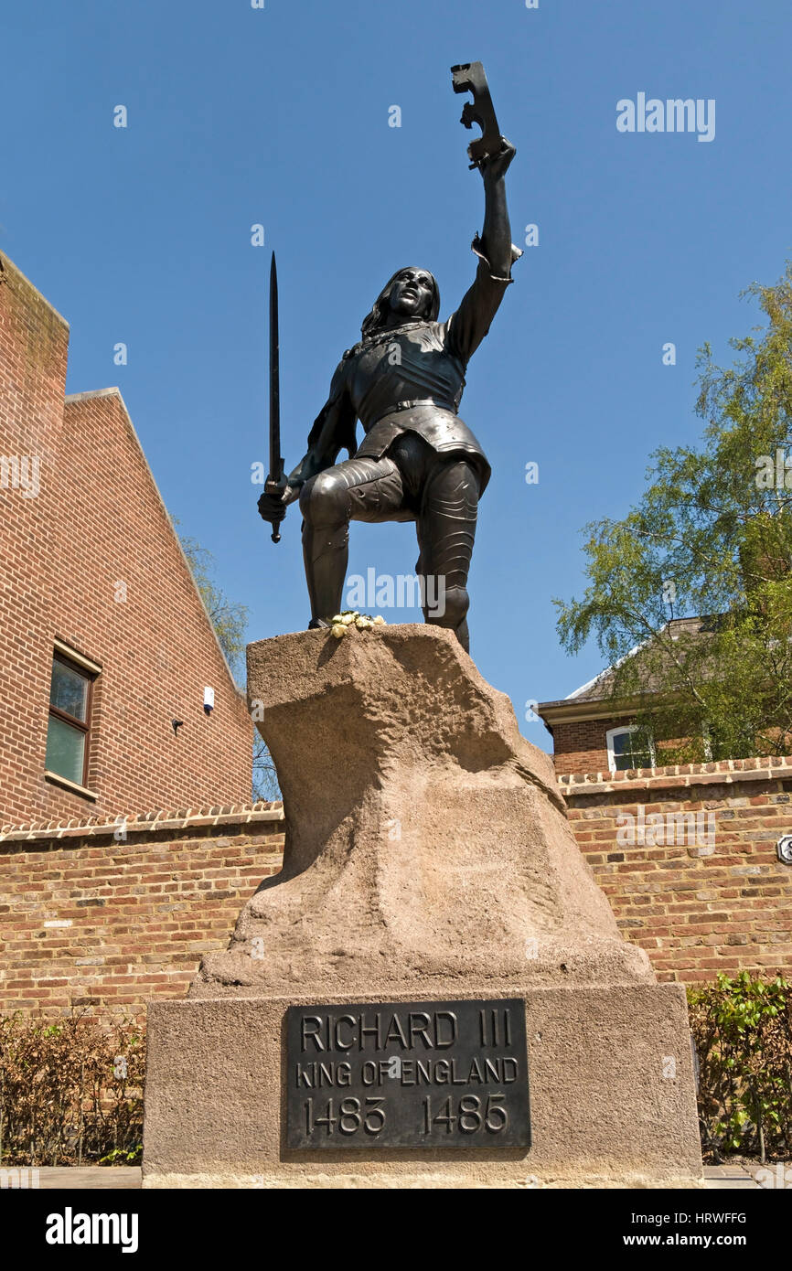 Re Richard III statua nella motivazione della cattedrale di Leicester, England, Regno Unito Foto Stock