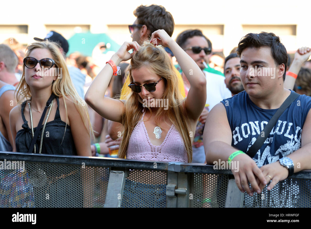 Barcellona - Jun 18: persone danza al Sonar Festival il 18 giugno 2015 a Barcellona, Spagna. Foto Stock