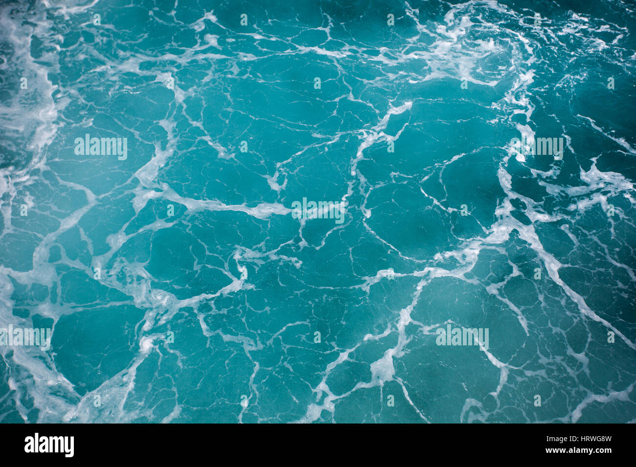 Schiuma di Mare superficie in marmo di sfondo di colore turchese dalla barca motore Foto Stock