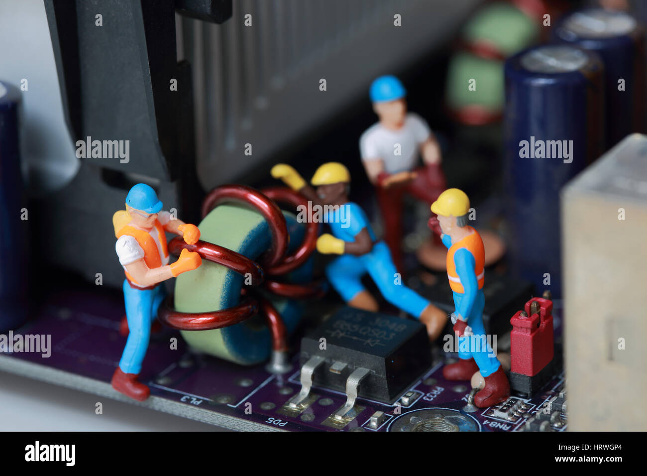 Messa a fuoco selettiva di ingegnere in miniatura e lavoratore ha risolto il problema e maintenane mainboard computer. Foto Stock