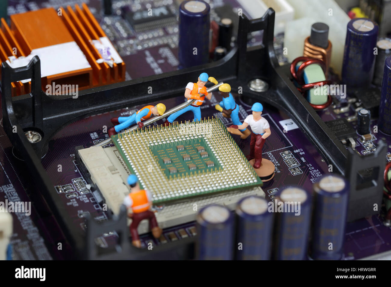 Messa a fuoco selettiva di ingegnere in miniatura e lavoratore fisso e riparare il processore CPU, scheda madre del computer e per il business. Foto Stock