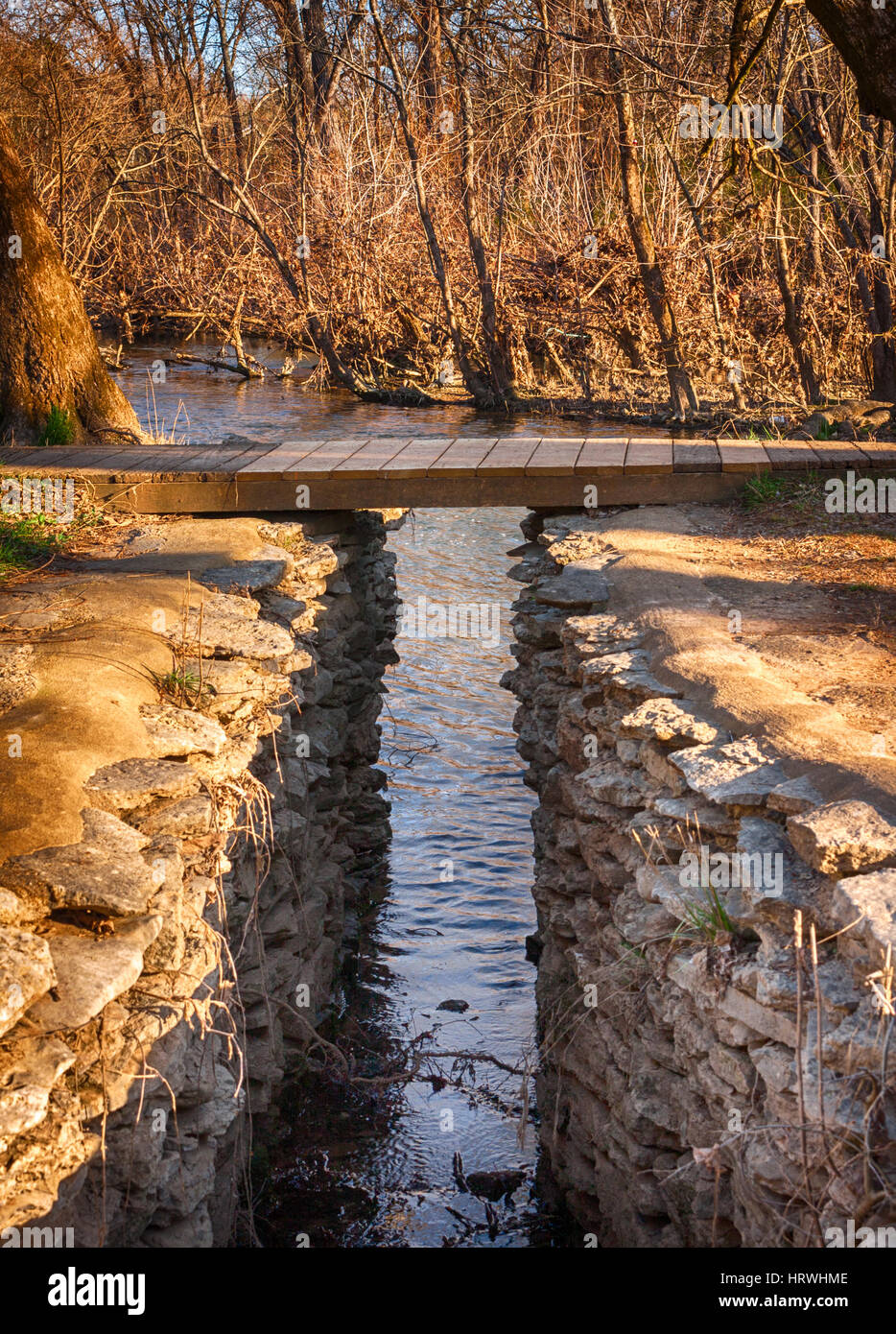 Muro di pietra percorso Accesso al fiume sottostante Foto Stock