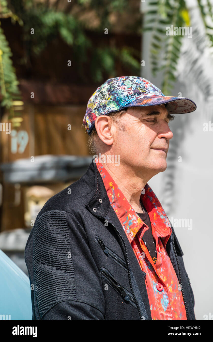 Un maschio caucasico sta con gli occhi chiusi come se in una trance come egli è in grado di ascoltare un concerto jazz al di fuori del Santa Barbara Jazz Festival. Egli è vestito Foto Stock