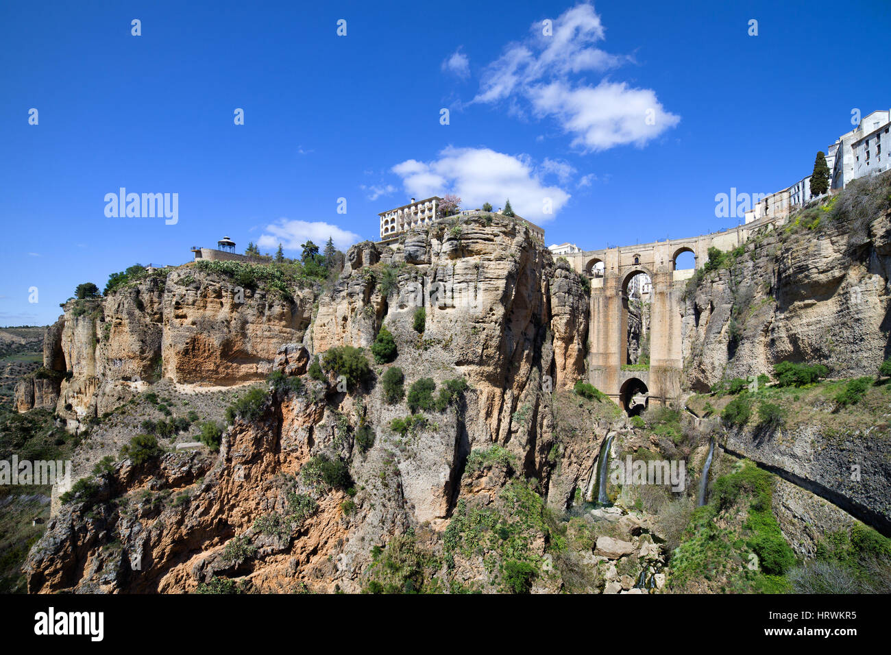 Andalusia paesaggio con alte scogliere di El Tajo Gorge, Puente Nuevo - Nuovo ponte nella città di Ronda, Spagna Foto Stock