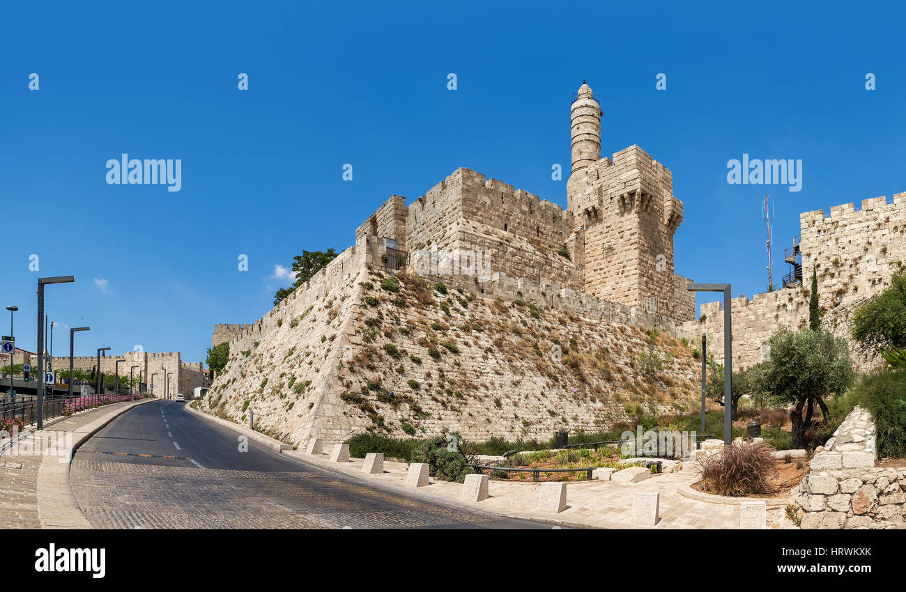 Torre di Davide e la cittadella di Gerusalemme sotto il cielo blu (panorama). Foto Stock