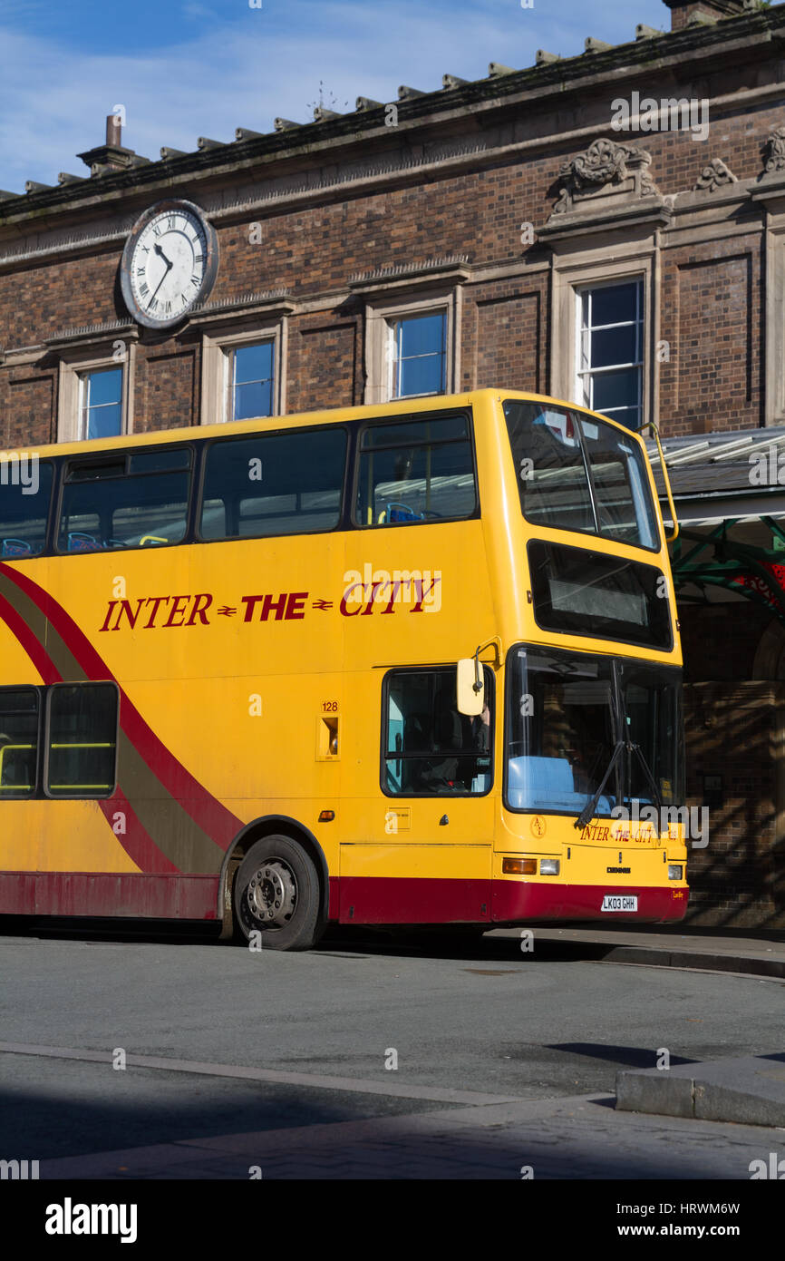 La stazione ferroviaria di Chester a stazione ferroviaria al centro della città il collegamento di autobus con marchio "Inter la citta' sorge fuori la stazione ferroviaria di Chester su un luminoso giorno. Foto Stock
