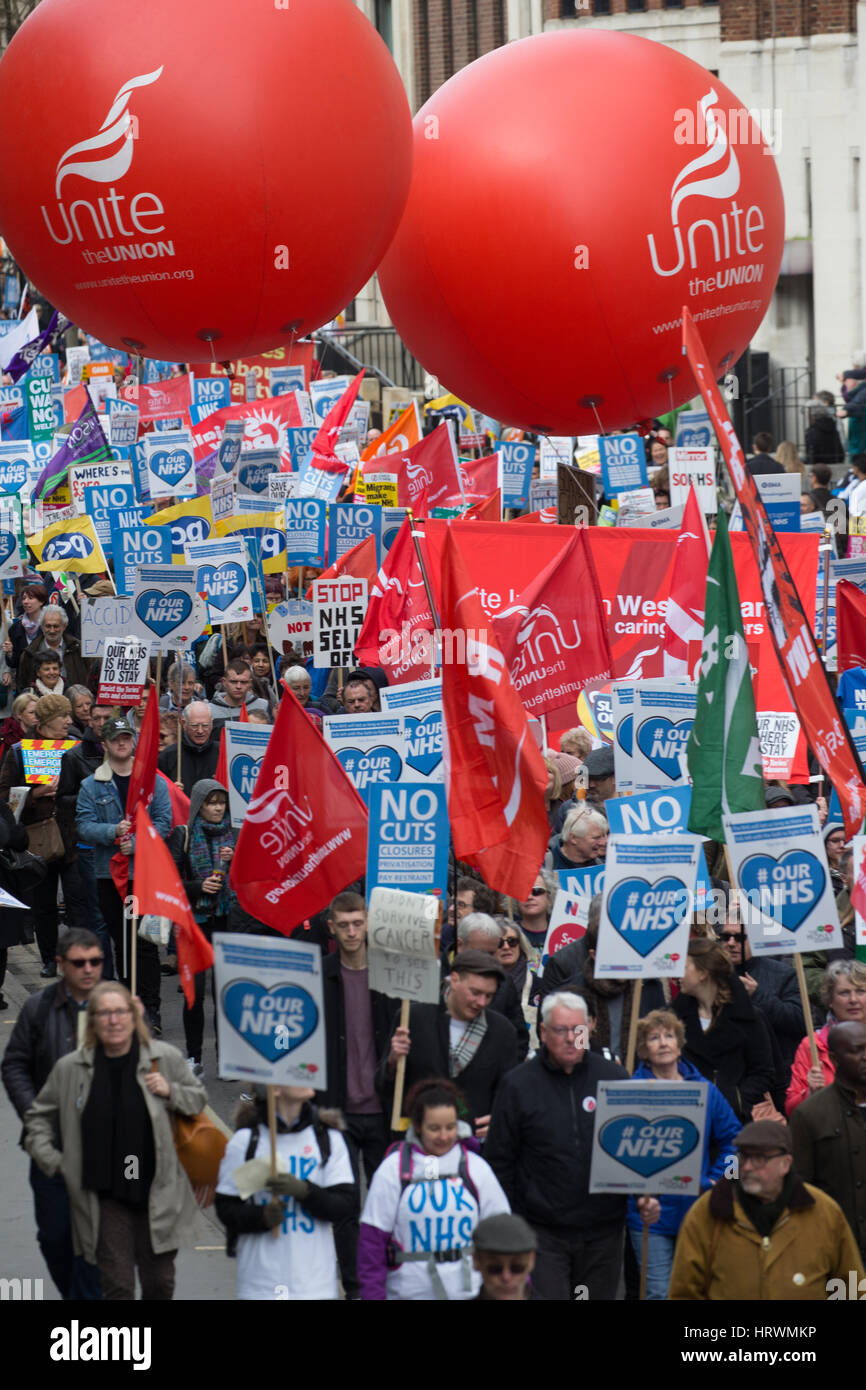 Migliaia di lavoratori della sanità,infermieri e medici marzo in segno di protesta contro il governo tagli al bilancio di salute Foto Stock