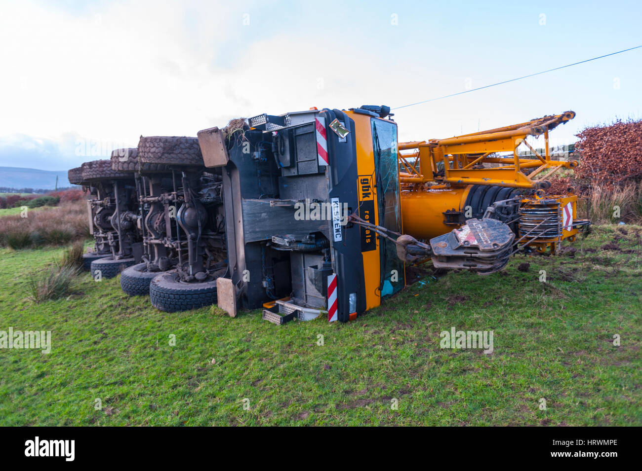 Una grande ruota di 8 gru mobile sul suo lato in un campo dopo la caduta di una strada di campagna nei pressi di Inverkip, Inverclyde. Foto Stock