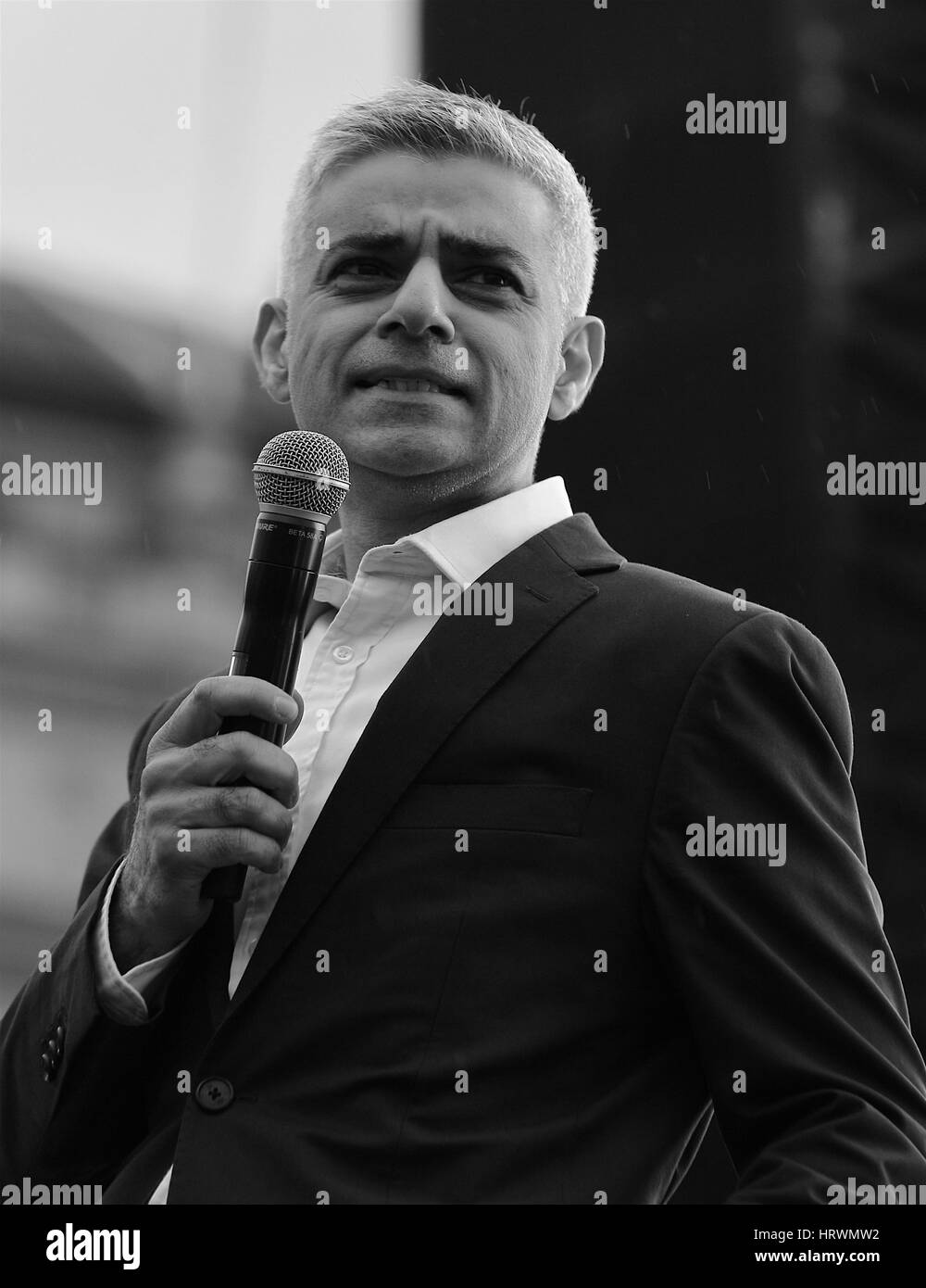 Londra, UK, 26, 02, 2017: il sindaco di Londra Sadiq Khan ( Immagine Altered digitalmente a monocromatica) assiste un esame gratuito di Oscar- nominato film iraniano il venditore a Trafalgar Square a Londra Foto Stock