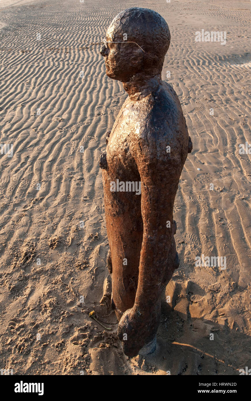 Iron Man statua. Crosby beach Liverpool Merseysude Antony Gormley in altro luogo Foto Stock