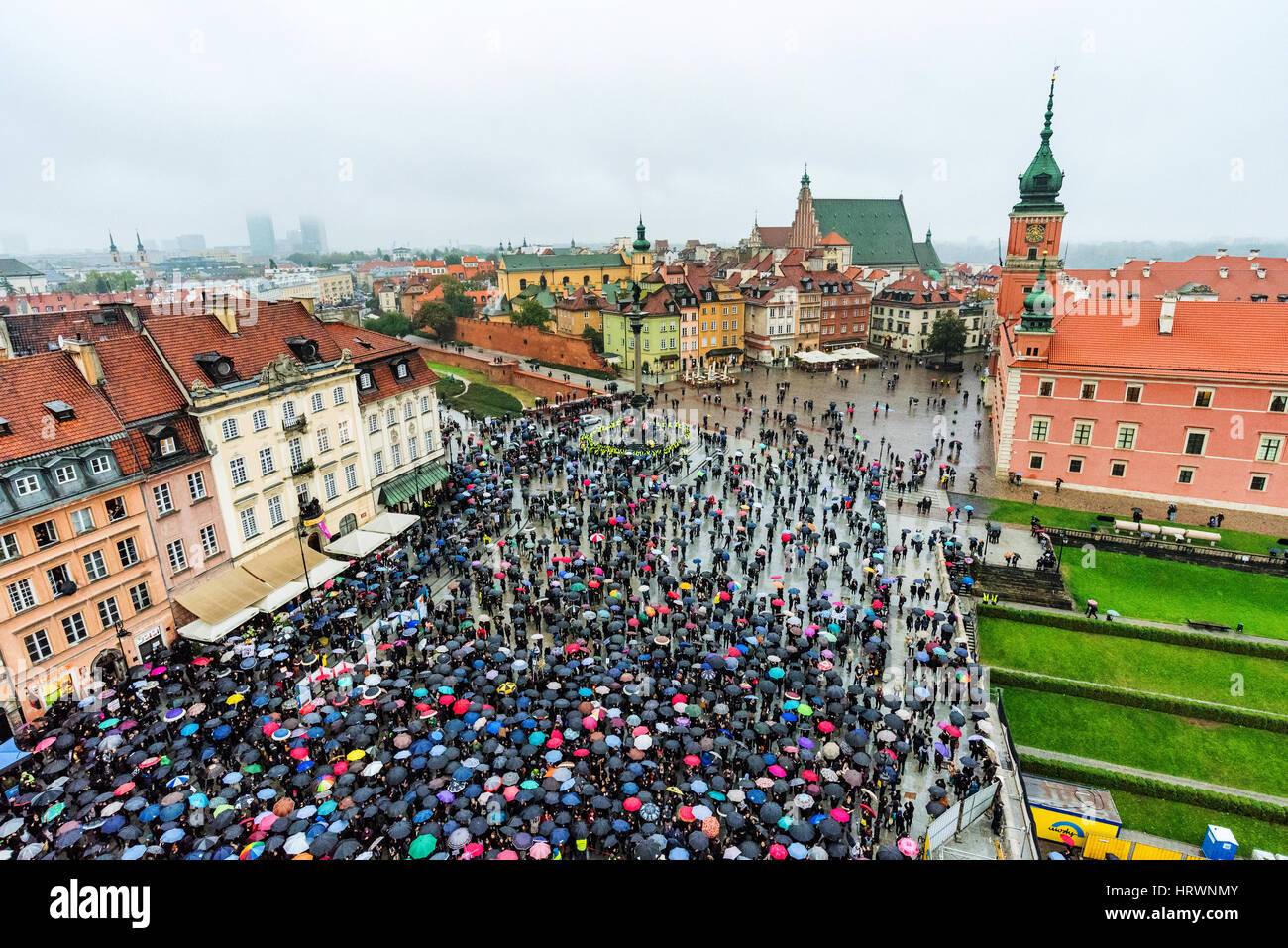 Varsavia, Polonia - 4 ottobre: vista di persone che protestano per i diritti di aborto nella zona vecchia della città il 4 ottobre 2016 a Varsavia Foto Stock