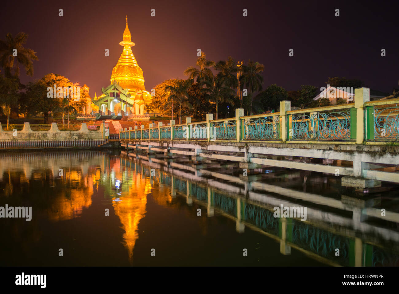 Maha Wizaya Paya, vicino la Shwedagon Paya, Yangoon, Myanmar. Stock PHOTO ID: 44109229 S M L XL Guida alle taglie grandi | 4280 px x 2854 px | 36.2cm x Foto Stock