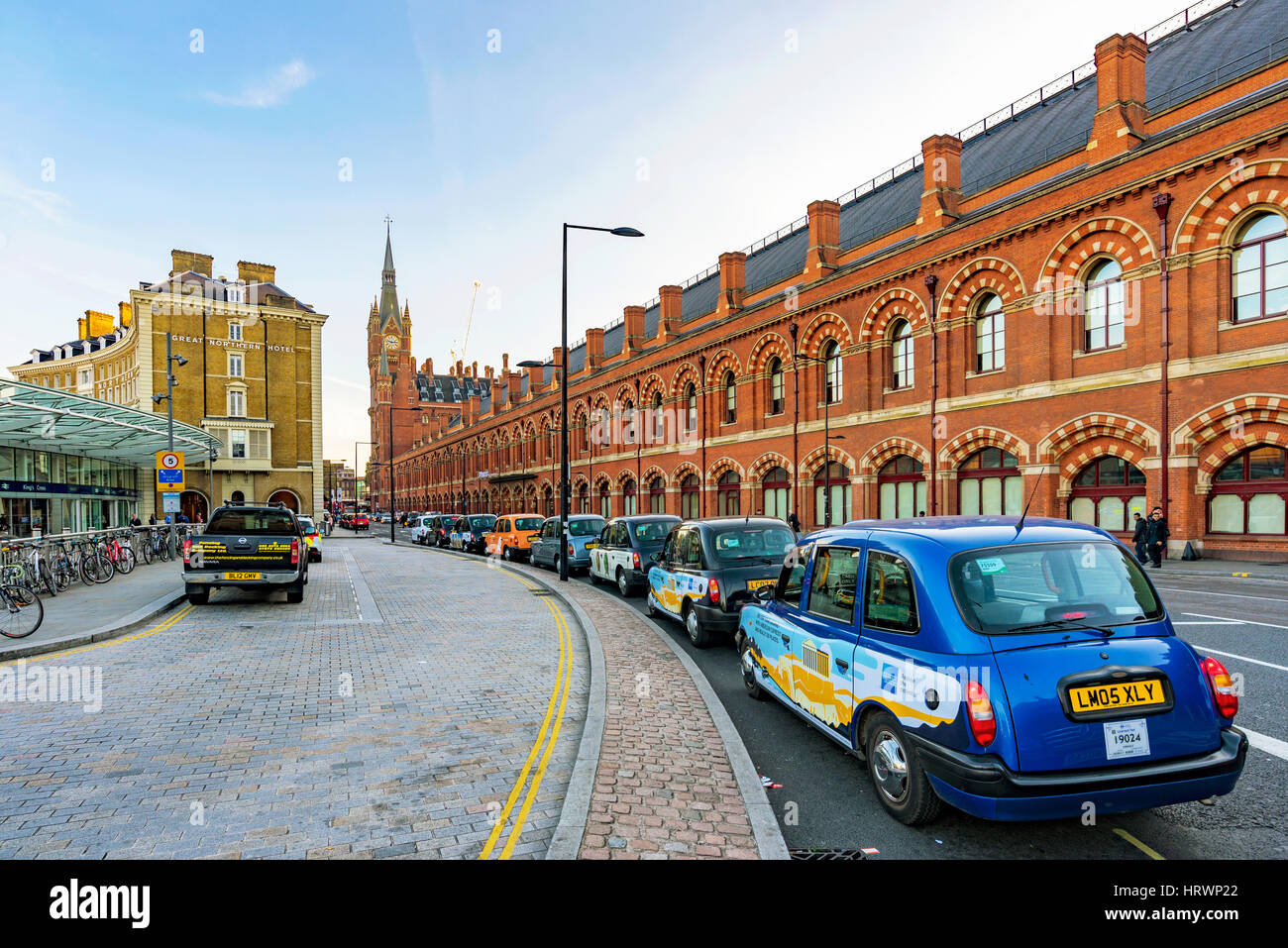 London, Regno Unito - 31 ottobre: questo è un servizio taxi fuori kings cross st pancrass stazione taxi dove attendere per i viaggiatori provenienti dalla stazione Foto Stock