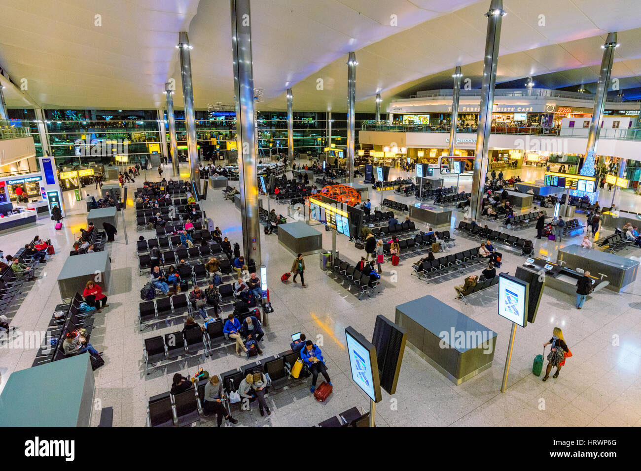 London, Regno Unito - 08 novembre: questa è la vista interna dell'aeroporto di heathrow terminal 2 area partenze in novembre 08, 2016 a Londra Foto Stock