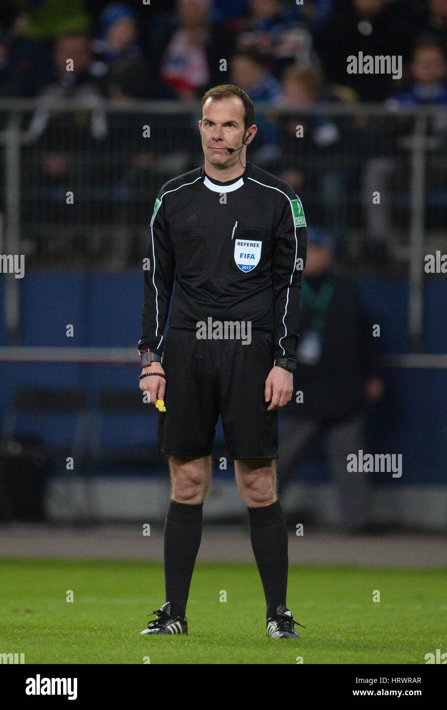 Amburgo, Germania. 01 Mar, 2017. Arbitro Marco Fritz durante la DFB Cup quarti di finale match tra Hamburger SV e Borussia Moenchengladbach al Volksparkstadion ad Amburgo, Germania, 01 marzo 2017. Foto: Daniel Reinhardt/dpa/Alamy Live News Foto Stock