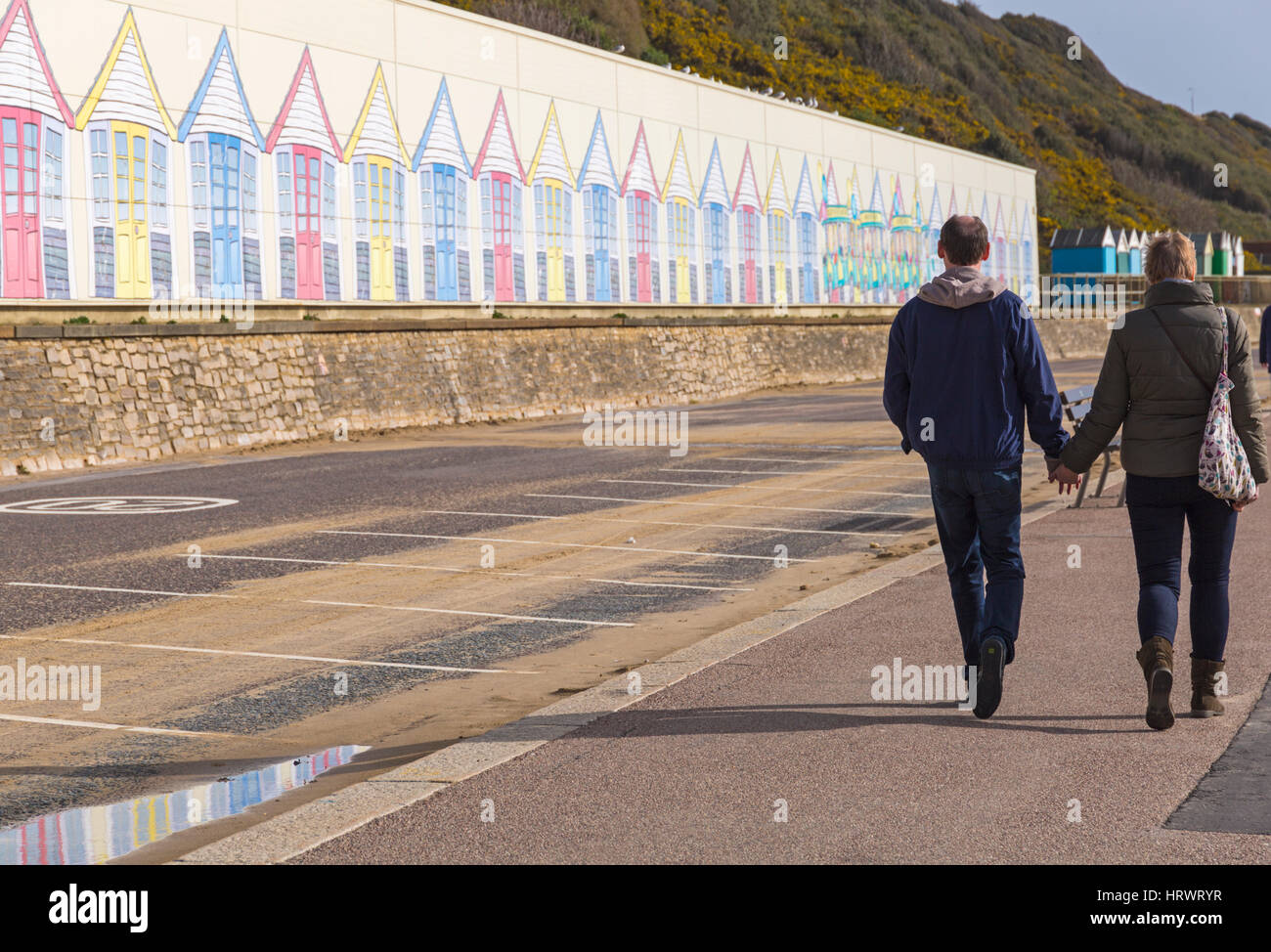 Boscombe, Bournemouth Dorset, Regno Unito. Mar 4, 2017. Regno Unito: meteo bella soleggiato, ma ventilato, giorno a Bournemouth spiagge, come i visitatori in testa al mare per rendere la maggior parte del sole. Giovane potrete godervi una passeggiata lungo la promenade tra Bournemouth e Boscombe piers, passato il landtrain capannone con dipinto murale di Cabine mare e terra treno Credito: Carolyn Jenkins/Alamy Live News Foto Stock