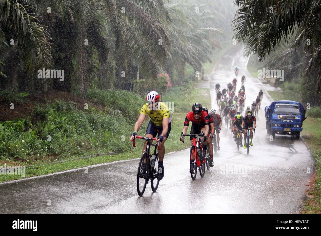 Il Bintan, Isole Riau, Indonesia. Mar 4, 2017. Il Bintan Island, INDONESIA - MARZO 04: piloti competere durante 2017 Tour de Bintan, il Marzo 04, 2017 nell'Isola di Bintan, Indonesia. Tour de Bintan seguita da 1000 partecipanti provenienti da 40 paesi. Credito: Sijori Immagini/ZUMA filo/Alamy Live News Foto Stock