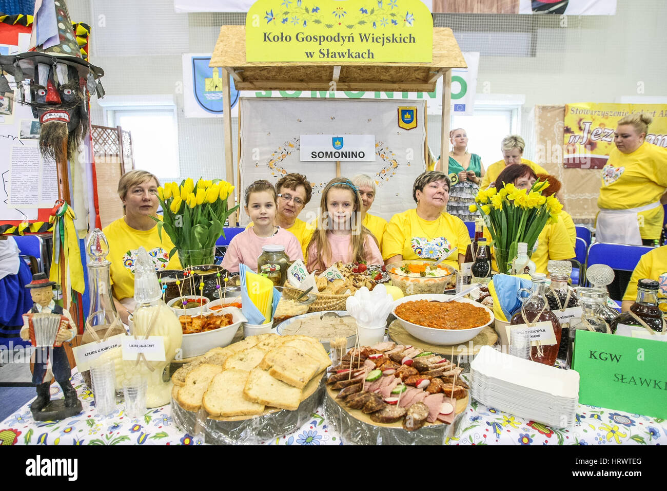 Zukowo, Polonia. 04 Mar, 2017. Tabella piena di Kashubian tradizionale Pasqua torte e piatti è visto il 4 marzo 2017 in Zukowo, Polonia. Gli agricoltori mogli associazioni dalla regione Kashubia competere, che rende migliore la pasqua torte e piatti regionali, Kashubian ricamo, e Pasqua ornamenti e decorazioni Credito: Michal Fludra/Alamy Live News Foto Stock