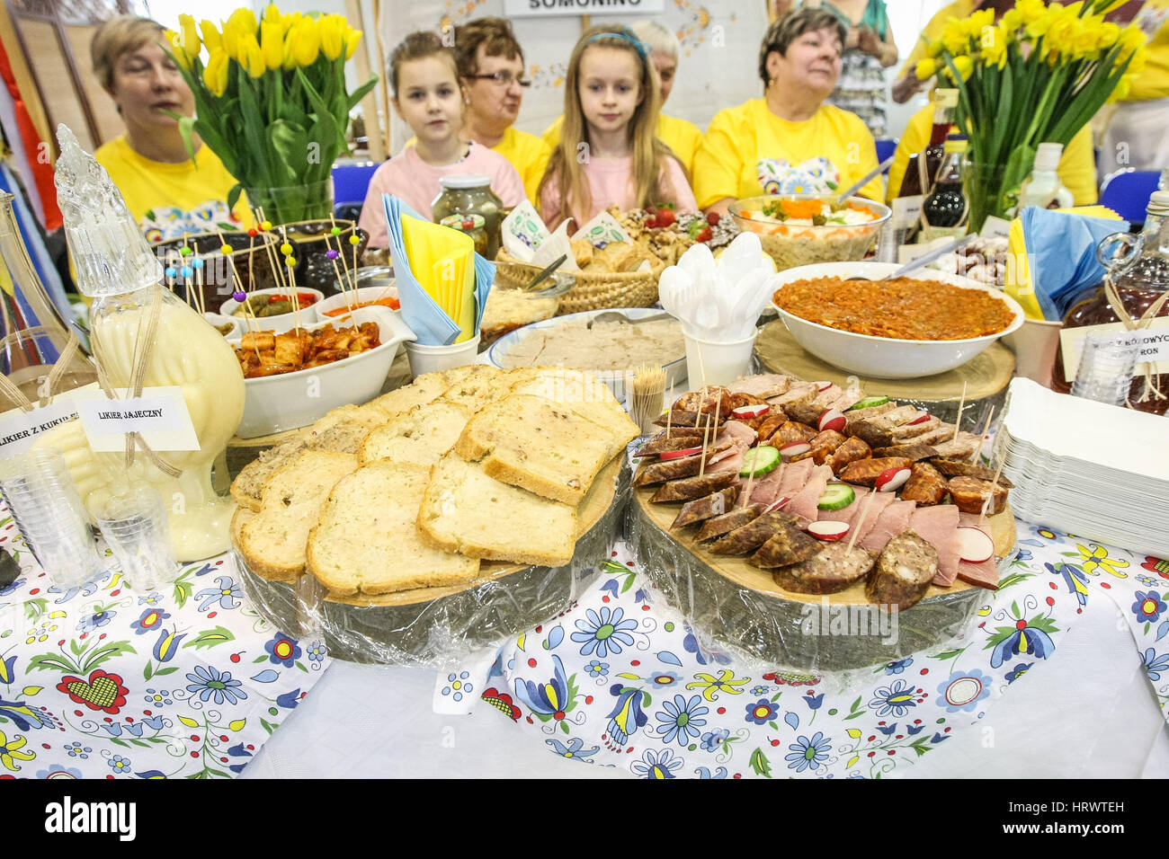 Zukowo, Polonia. 04 Mar, 2017. Tabella piena di Kashubian tradizionale Pasqua torte e piatti è visto il 4 marzo 2017 in Zukowo, Polonia. Gli agricoltori mogli associazioni dalla regione Kashubia competere, che rende migliore la pasqua torte e piatti regionali, Kashubian ricamo, e Pasqua ornamenti e decorazioni Credito: Michal Fludra/Alamy Live News Foto Stock