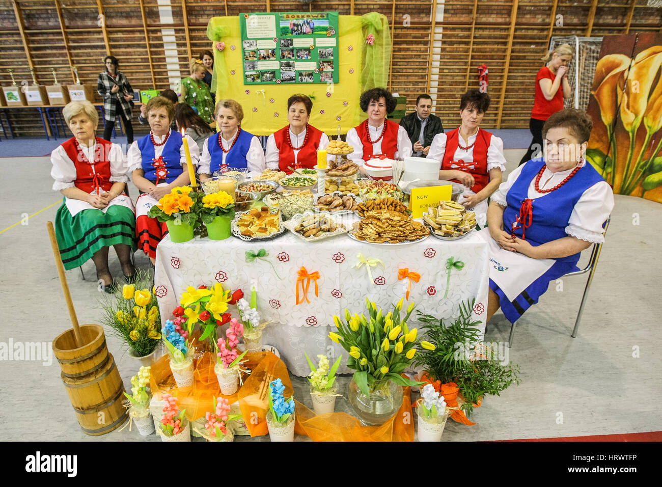 Zukowo, Polonia. 04 Mar, 2017. Gli agricoltori mogli associazione da Borkowo vestita in un tradizionale Kashubian outfit sono visto il 4 marzo 2017 in Zukowo, Polonia. Gli agricoltori mogli associazioni dalla regione Kashubia competere, che rende migliore la pasqua torte e piatti regionali, Kashubian ricamo, e Pasqua ornamenti e decorazioni Credito: Michal Fludra/Alamy Live News Foto Stock