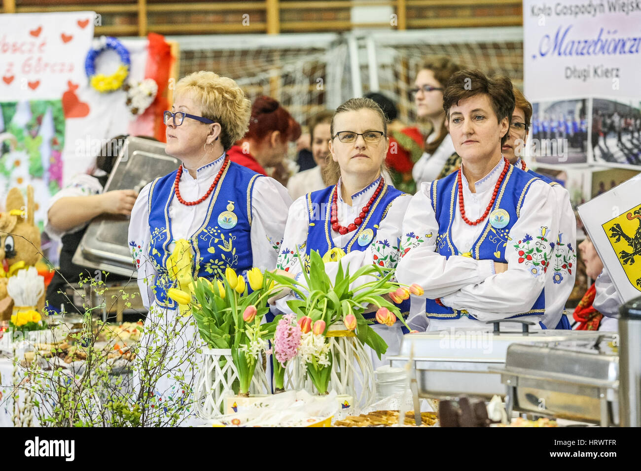 Zukowo, Polonia. 04 Mar, 2017. Gli agricoltori mogli associazione da Dlugi Kierz vestita in un tradizionale Kashubian outfit sono visto il 4 marzo 2017 in Zukowo, Polonia. Gli agricoltori mogli associazioni dalla regione Kashubia competere, che rende migliore la pasqua torte e piatti regionali, Kashubian ricamo, e Pasqua ornamenti e decorazioni Credito: Michal Fludra/Alamy Live News Foto Stock