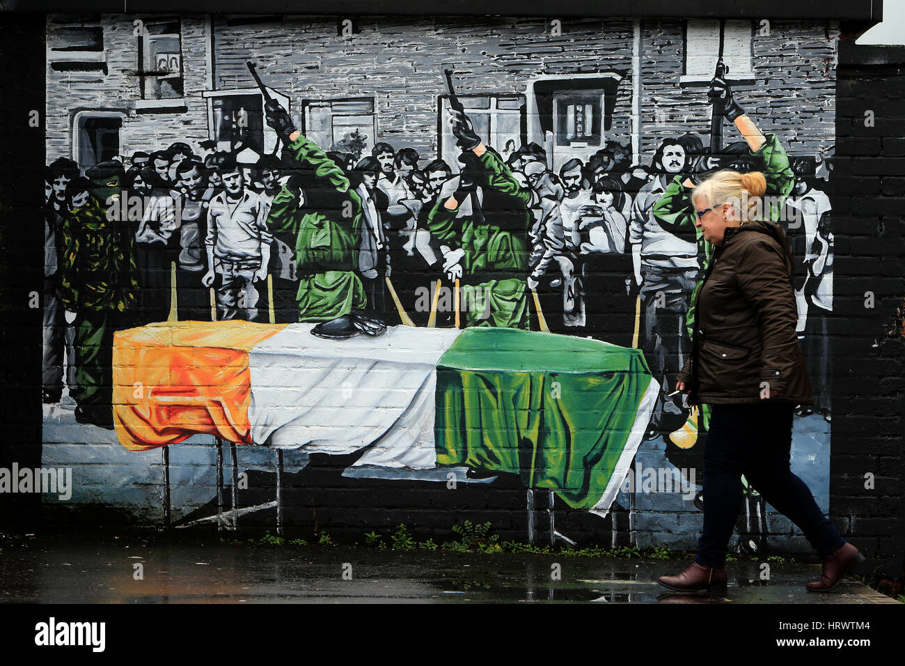 Belfast, Irlanda del Nord. 4 Marzo, 2017. Una persona che cammina davanti a un repubblicano irlandese il giorno dopo il Northern Ireland Assembly elezioni. Il democratico partito unionista è stata strettamente restituito come il più grande partito ma Sinn Féin è stato il grande vincitore nel gruppo NI elezione. Il partito è venuto entro una sede del livello di disegno con la DUP, entrato in elezioni con 10 più sedi. Solo 1,168 Primi voti di preferenza separate le due parti e che per la prima volta gli unionisti non avrà una maggioranza generale a Stormont. Credito: Irish occhio/Alamy Live News Foto Stock