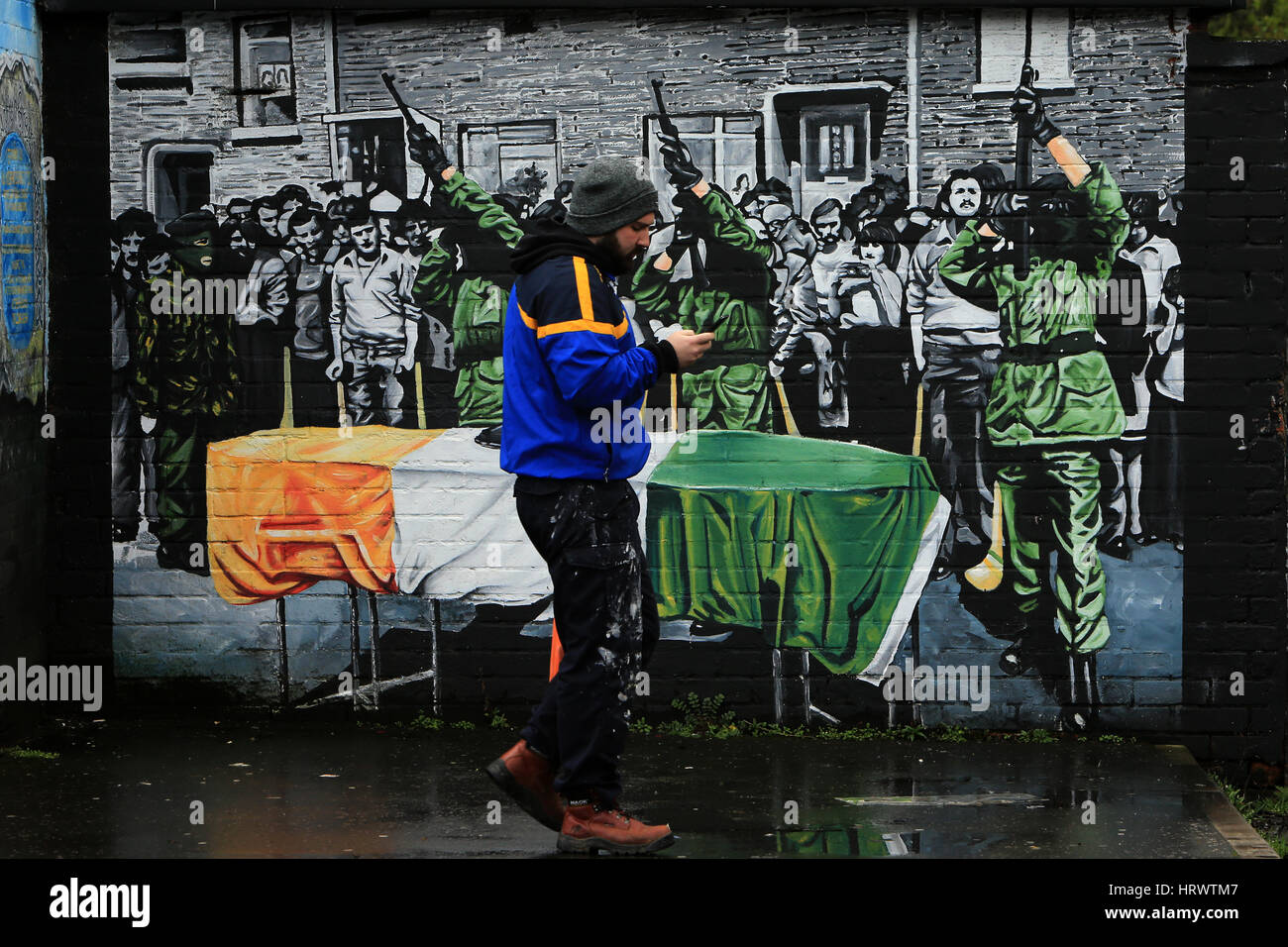 Belfast, Irlanda del Nord. 4 Marzo, 2017. Una persona che cammina davanti a un repubblicano irlandese il giorno dopo il Northern Ireland Assembly elezioni. Il democratico partito unionista è stata strettamente restituito come il più grande partito ma Sinn Féin è stato il grande vincitore nel gruppo NI elezione. Il partito è venuto entro una sede del livello di disegno con la DUP, entrato in elezioni con 10 più sedi. Solo 1,168 Primi voti di preferenza separate le due parti e che per la prima volta gli unionisti non avrà una maggioranza generale a Stormont. Credito: Irish occhio/Alamy Live News Foto Stock
