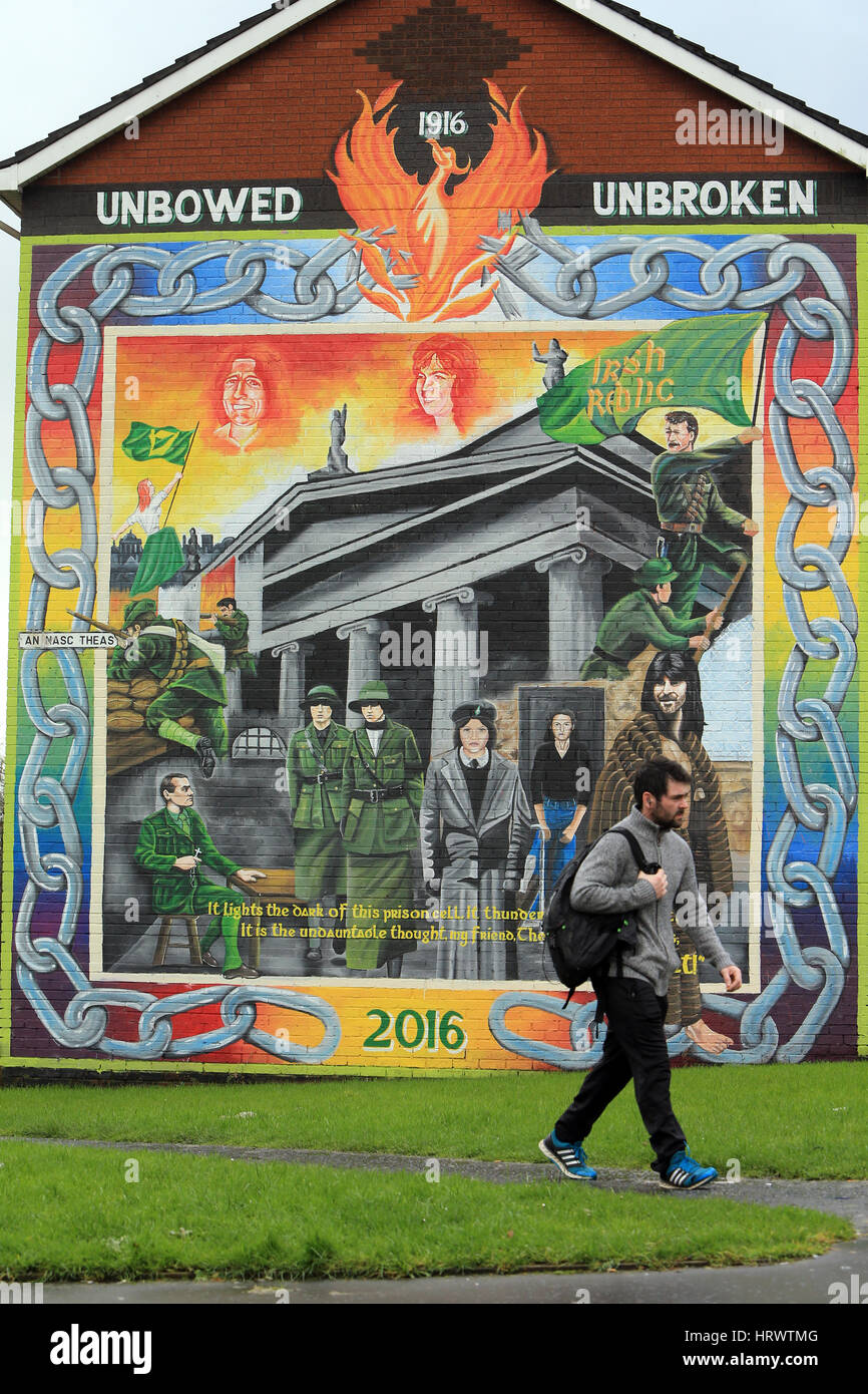 Belfast, Irlanda del Nord. 4 Marzo, 2017. Una persona che cammina davanti a un repubblicano irlandese il giorno dopo il Northern Ireland Assembly elezioni. Il democratico partito unionista è stata strettamente restituito come il più grande partito ma Sinn Féin è stato il grande vincitore nel gruppo NI elezione. Il partito è venuto entro una sede del livello di disegno con la DUP, entrato in elezioni con 10 più sedi. Solo 1,168 Primi voti di preferenza separate le due parti e che per la prima volta gli unionisti non avrà una maggioranza generale a Stormont. Credito: Irish occhio/Alamy Live News Foto Stock