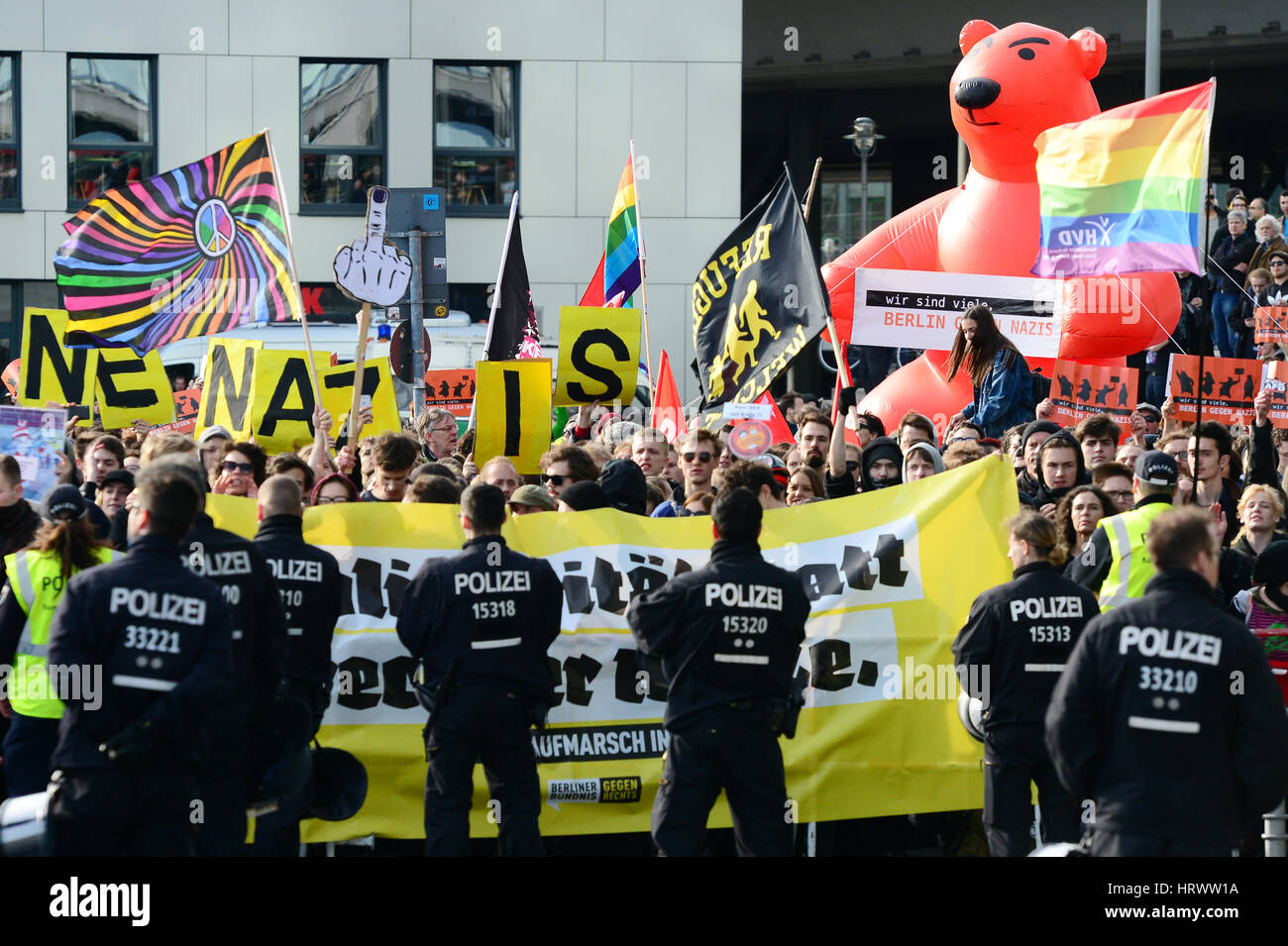 Berlino, Germania. 04 Mar, 2017. Anti-fascisti protestare contro un estremista di destra in dimostrazione contro Angela Merkel a Berlino, Germania, 04 marzo 2017. Foto: Maurizio Gambarini/dpa/Alamy Live News Foto Stock