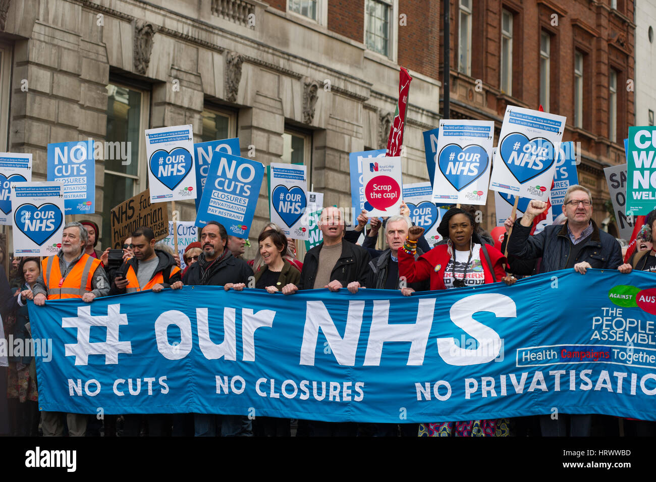 Londra, Inghilterra, Regno Unito. Il 4° marzo 2017. Diverse persone si è rivelato per protestare contro i piani del governo di fare tagli, la chiusura e la privatizzazione del NHS. Il mese di marzo è stata da Tavistock per Parliement Square a Londra. Len McCluskey, Unite unione leader, era nella parte anteriore del marzo. Il cancelliere ombra John mcdonnell attrice e Julie Hesmondhalgh era anche in corrispondenza della parte anteriore. Andrew Steven Graham/Alamy Live News Foto Stock