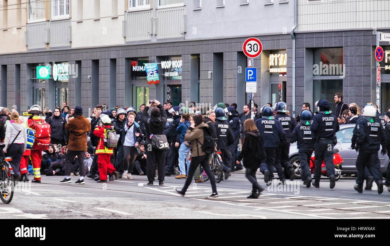 La germania,Berlin Mitte, 4 marzo 2017, Merkel deve andare di rally. A Rosenthalerplatz polizia accorsero per rompere un sit-in e la sfilata è stato fischiato dai residenti locali. I sostenitori di estrema destra erano riuniti presso la Stazione Ferroviaria principale (Hauptbahnhof) oggi e hanno marciato attraverso Berlino verso Alexanderplatz in una protesta Anti-Merkel con lo slogan "Noi per Berlino abbiamo per la Germania" (Wir für Berlin - Wir für Deutschland). Eden Breitz/Alamy Live News Foto Stock