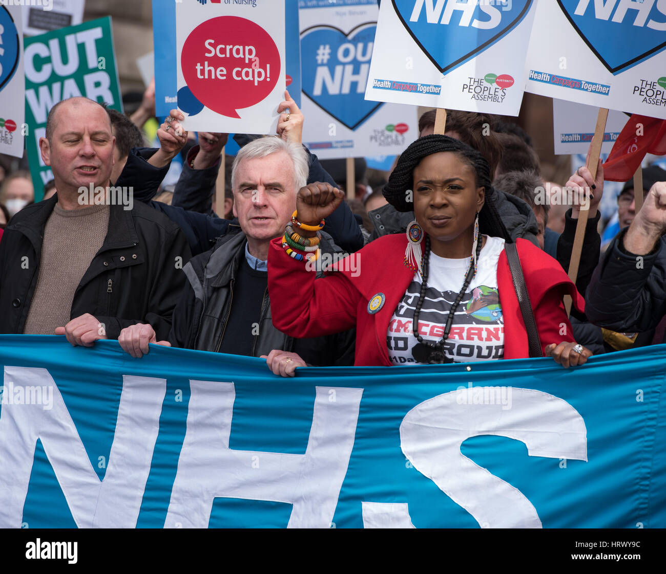 Londra, Regno Unito. 4 marzo 2017, massa rally e marzo a sostegno del NHS in Londra, con John MacDonald, Cancelliere ombra center con i capelli grigi Credito: Ian Davidson/Alamy Live News Foto Stock