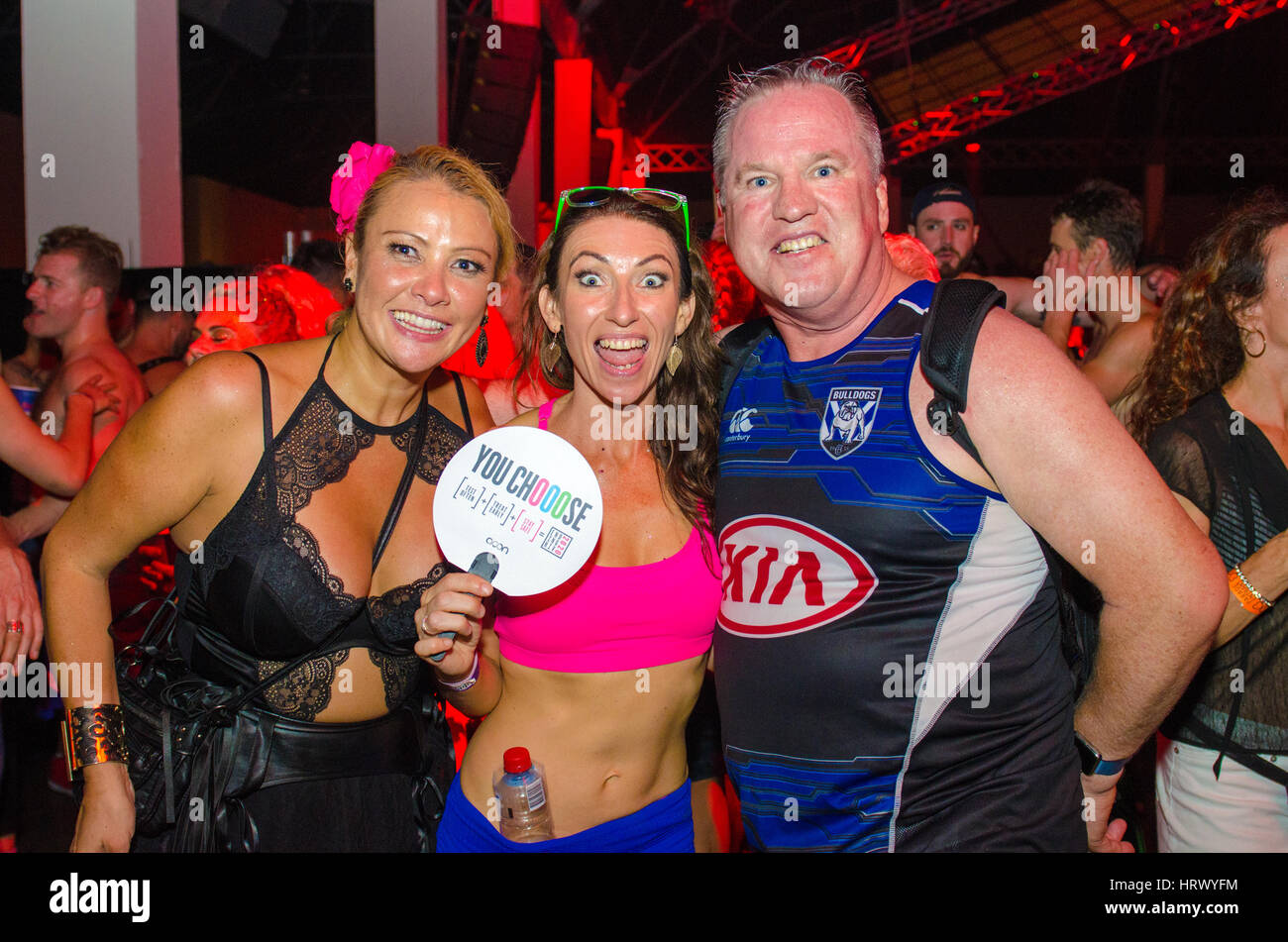 Sydney, Australia - 4 Marzo: Mardi Gras Party! (Mardi Gras Parade dopo essere partito) che featured performances da Veronicas, Client Liaison, Corey Craig e altro ancora. Nella foto sono persone che atteneded l'evento. Credito: Pics triangolare / Alamy Live News Foto Stock